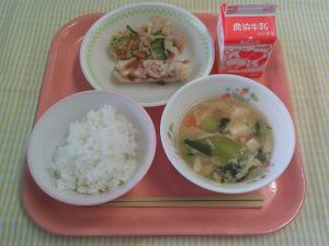 612キロカロリー、ごはん、ぎゅうにゅう、ちくわチーズてんぷら、きりぼしだいこんとツナのあえもの、ごもくかきたまスープ