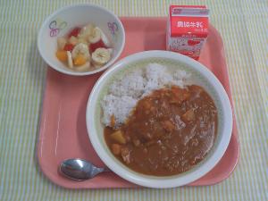 715キロカロリー、むぎごはん、ぎゅうにゅう、カレーライス、バナナいりフルーツあんにん