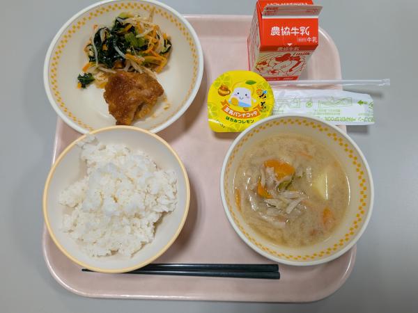 754キロカロリー、白飯、牛乳、鶏肉の美味だれ、もやしと揚げの甘酢あえ、根菜のみそ汁、豆乳パンナコッタ