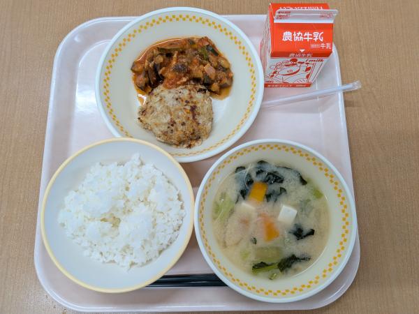 761キロカロリー、白飯、牛乳、ハンバーグラタトゥイユ、小松菜のみそ汁