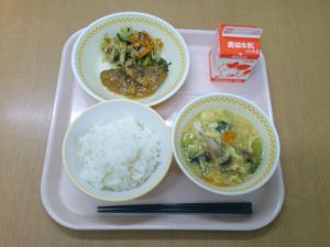 736キロカロリー、白飯、牛乳、さばの味噌煮、昆布和え、かきたま汁