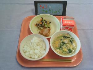 606キロカロリー、ごはん、ぎゅうにゅう、とりにくのおいだれやき、かんこくのりのサラダ、とうふとたまごのスープ