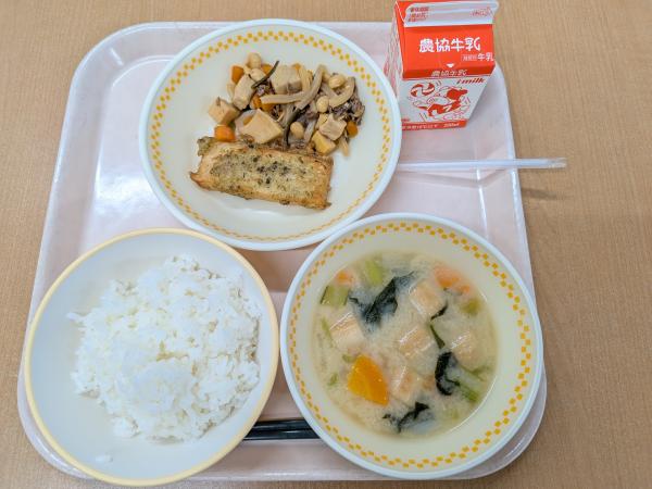 777キロカロリー、白飯、牛乳、チキンカツ、ウインナーサラダ、ごぼう抜き豚汁