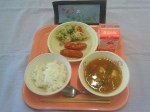 656キロカロリー、ごはん、ぎゅうにゅう、ウインナーのケチャップがらめ、カラフルサラダ、スープカレー