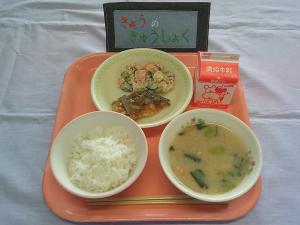 648キロカロリー、ごはん、ぎゅうにゅう、さけのなんばんづけ、まめとじゃがいものマヨネーズあえ、あつあげのみそしる