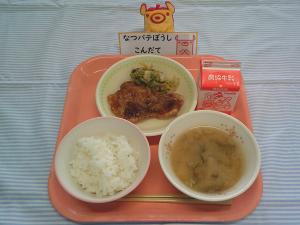 642キロカロリー、ごはん、ぎゅうにゅう、ぶたにくのスタミナソース、ピーマンのツナあえ、もずくのみそしる