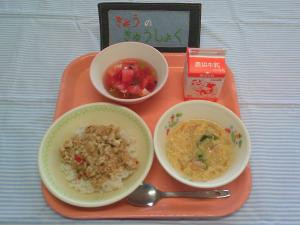603キロカロリー、むぎごはん、ぎゅうにゅう、ガパオライス、トマトとたまごのスープ、すいかいりフルーツあんにん