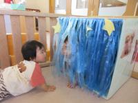 トンネルから出てくる0歳児
