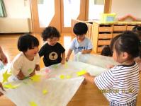 天の川で遊ぶ1歳児