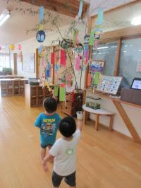 笹飾りと2歳児