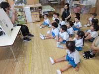 集いをする3歳児