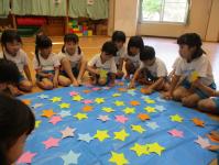 星カルタをする4歳児