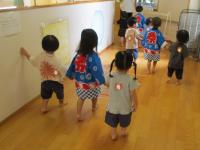 1歳児を連れていく3歳児