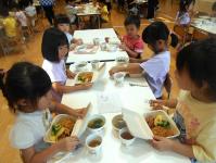 お祭りご飯を楽しむ子どもたち