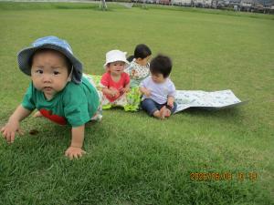 メモリアルパークにお散歩にきた0歳児