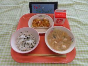 660キロカロリー、わかめごはん、ぎゅうにゅう、オイマヨグラタン、とうにゅうごまたんたんスープ