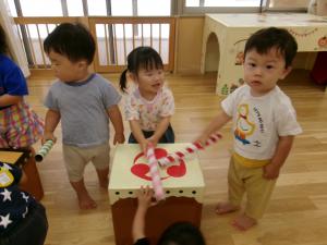 太鼓を叩いて楽しんでいる1歳児