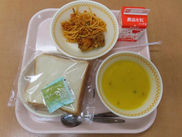 808キロカロリー、食パン、牛乳、タンドリーチキン、ミートソーススパゲッティ、米粉のかぼちゃポタージュ、りんごジャム