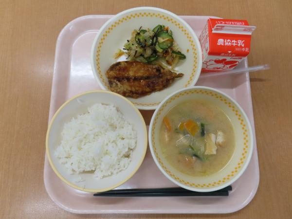 728キロカロリー、白飯、牛乳、いわしの蒲焼、昆布和え、小松菜のみそ汁