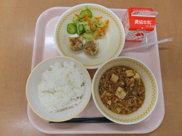 836キロカロリー、白飯、牛乳、シューマイ、野菜のピリ辛、麻婆豆腐
