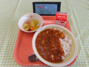 702キロカロリー、むぎごはん、ぎゅうにゅう、カレーライス、ののいちさんシャインマスカットいりフルーツカクテル