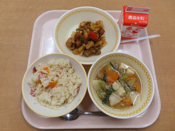 757キロカロリー、チャーハン、牛乳、黒酢の酢豚、水餃子スープ