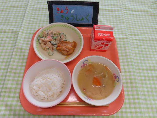 606キロカロリー、ごはん、ぎゅうにゅう、とりにくのおいだれやき、まめとじゃがいものマヨネーズサラダ、さつまあげのみそしる