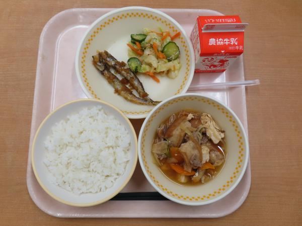783キロカロリー、白飯、牛乳、ししゃもの南蛮漬け、梅ドレ和え、すき焼き風煮