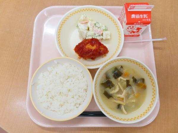 805キロカロリー、白飯、牛乳、チキンチャップ、ポテトサラダ、わかめとキャベツのみそ汁