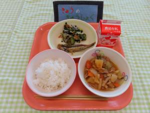 604キロカロリー、ごはん、ぎゅうにゅう、ししゃものなんばんづけ、いそあえ、にくじゃが