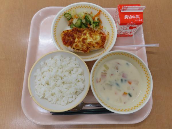 841キロカロリー、白飯、牛乳、豆腐のミートグラタン、アーモンドとじゃこのサラダ、米粉のクラムチャウダー
