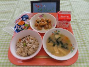 680キロカロリー、ごもくごはん、ぎゅうにゅう、とりにくとさといものあげからめ、とうふのみそしる、おつきみクレープ