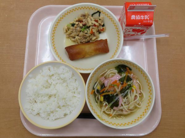 840キロカロリー、白飯、牛乳、春巻き、高野豆腐のオイスターソース炒め、冷やしラーメン