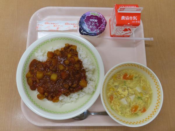 874キロカロリー、麦飯、牛乳、キーマカレー、コーンかき卵スープ、ぶどうゼリー