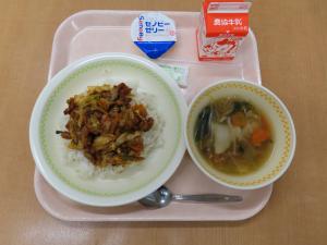 811キロカロリー、麦ごはん、牛乳、揚げ豚キムチ丼、水餃子スープ、乳酸菌ゼリー