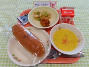 656キロカロリー、コッペパン、ぎゅうにゅう、フライドチキン、マカロニサラダ、ほしのかぼちゃポタージュ、ブルーベリージャム