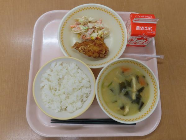784キロカロリー、白飯、牛乳、鶏肉の竜田揚げ、れんこんサラダ、じゃがいものみそ汁