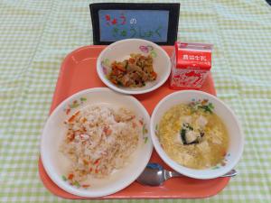 602キロカロリー、ベーコンチャーハン、ぎゅうにゅう、ぶたキムチ、とうふとたまごのスープ