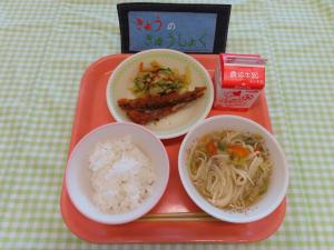 627キロカロリー、ごはん、ぎゅうにゅう、ししゃもフライ、やさいのピリから、あんかけラーメン