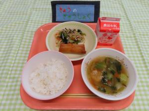 629キロカロリー、ごはん、ぎゅうにゅう、はるまき、かんこくのりとこまつなのナムル、にくだんごのスープ