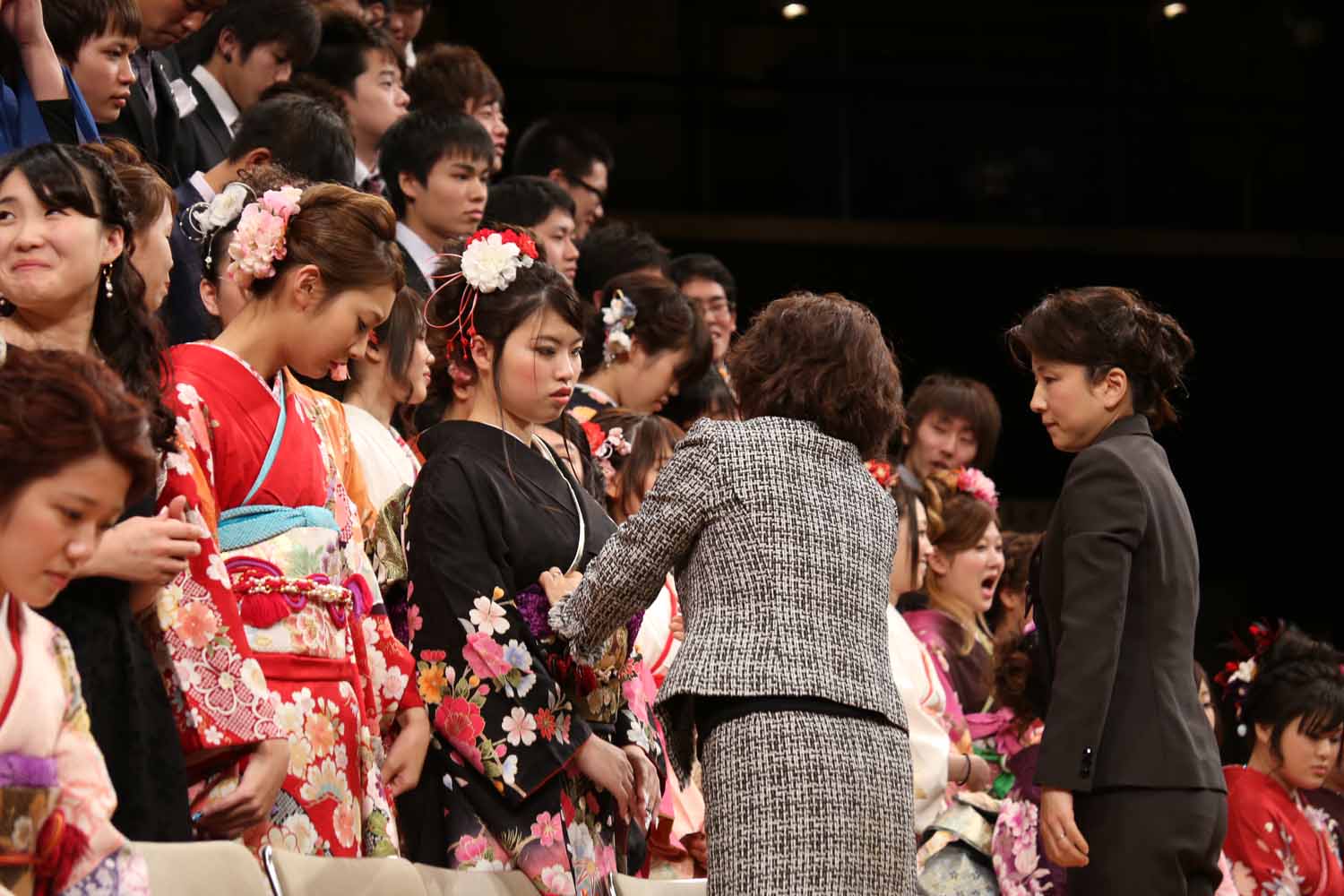 晴れ着の裾直しを行う女性協議会の皆さん