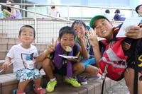 もちを食べる子どもたち