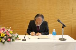 協定書に署名する浅野学長の画像
