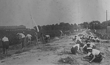 道路補修の勤労作業を行う富奥尋常高等小学校の生徒（1939年・昭和14）の画像