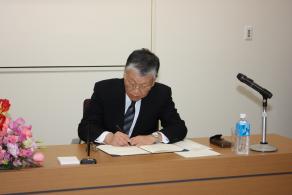 協定書に署名する松野学長の画像
